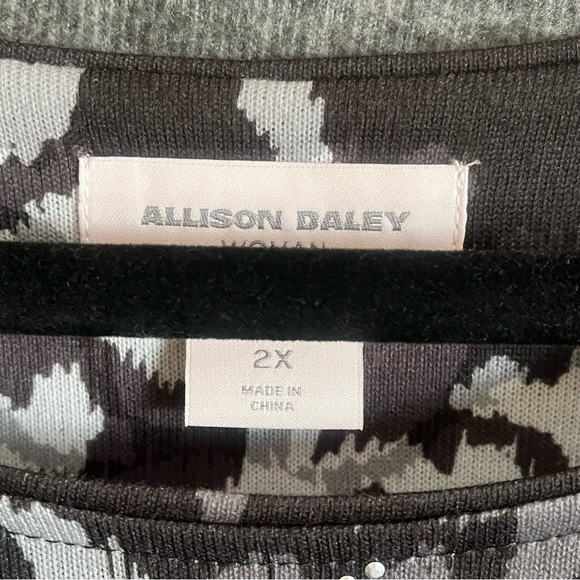 Allison Daley Embellished Abstract 3/4 Sleeve Crew Neck Knit Top - Picture 5 of 10